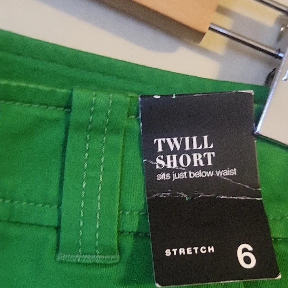 NEW YORK & COMPANY SHORTS - Picture 4 of 5